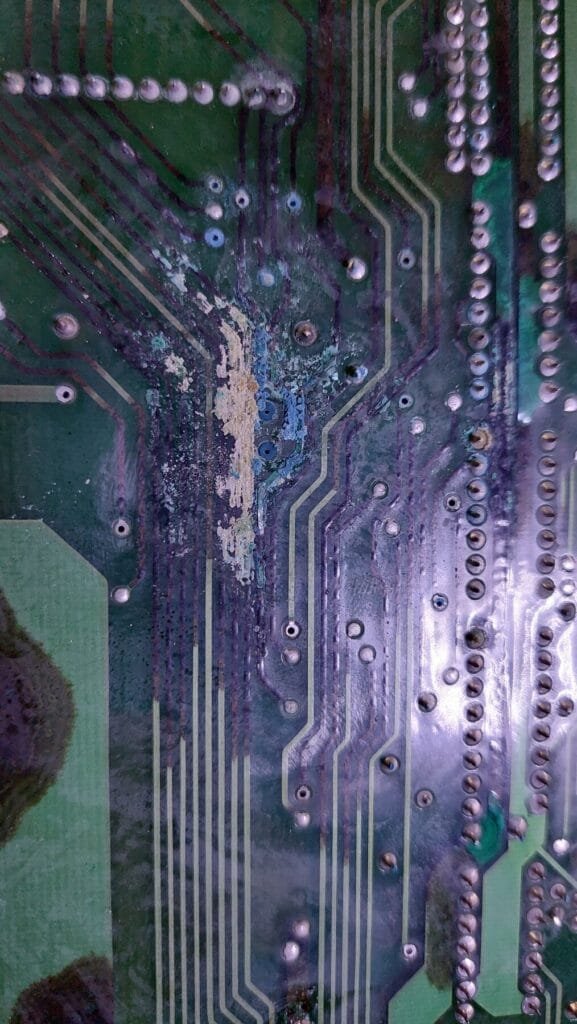 Pistes corrodées sur la face soudure de la carte CPU d’origine