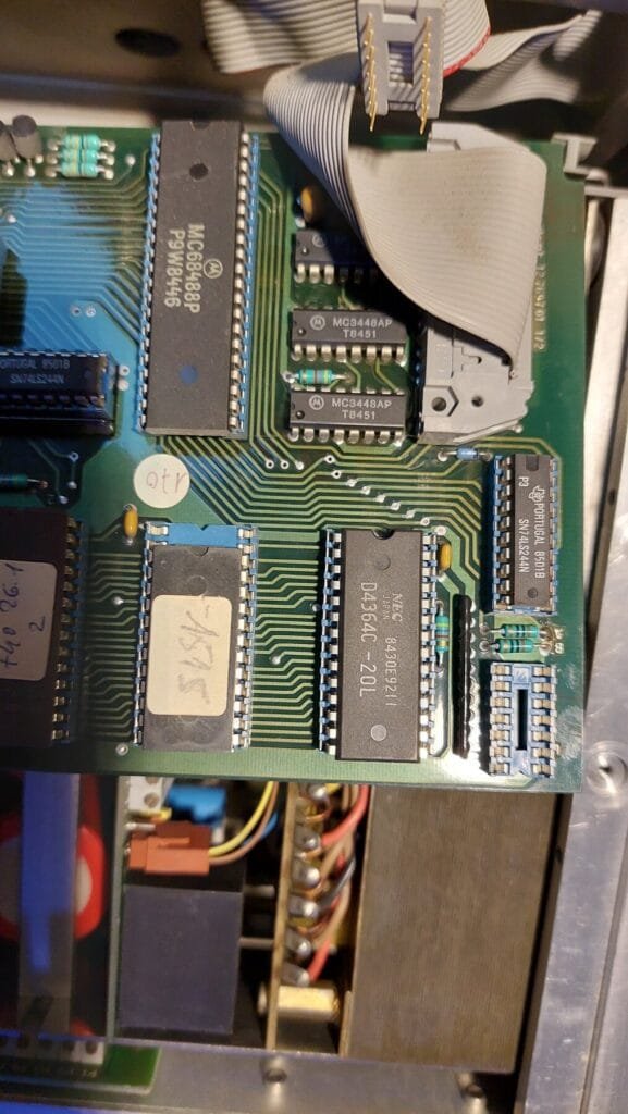 Partie supérieure de la carte CPU avec le 6802 les EPROM et la mémoire