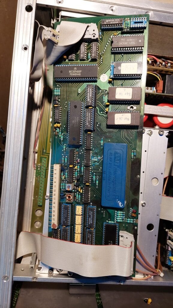 Vue générale de la carte CPU d’origine dans le châssis de l’ADRET 740A