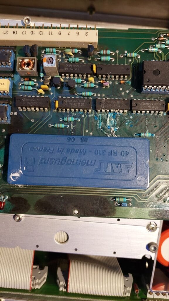 Dépôts et corrosion autour de la batterie de sauvegarde de la carte CPU